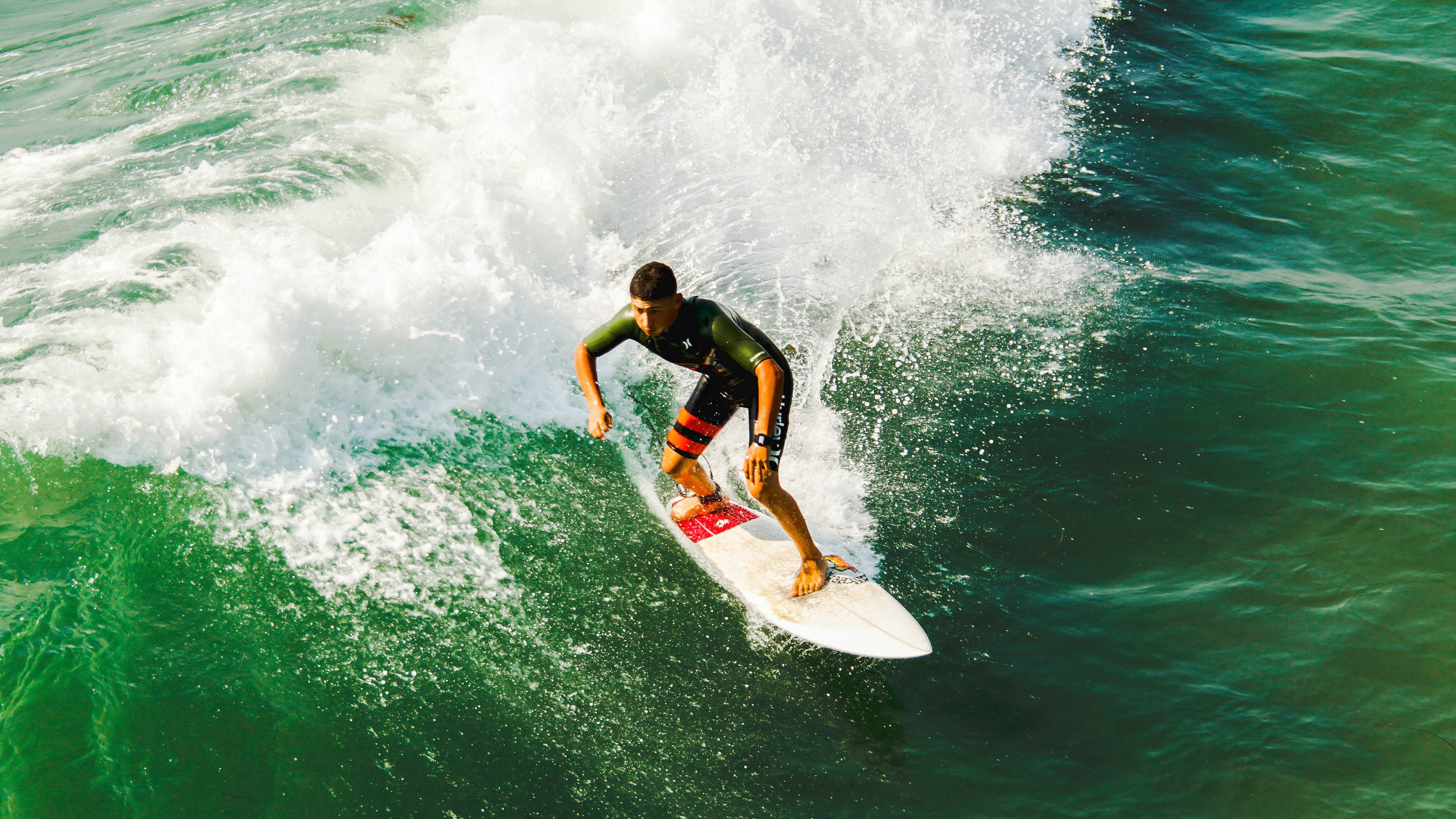 在一次关键比赛里,他用连续的抢断和抢篮板,带领球队取得“逆转”胜利!